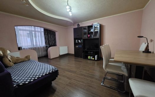 De vanzare apartament 4 camere in Curtea de Arges